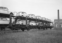 167013 Afbeelding van het vervoer per trein van Fiat's naar de firma Leonard Lang (importeur Fiat) te Amsterdam (bij ...